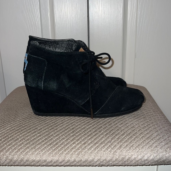 TOMS black wedges. Size 8 - Picture 4 of 6